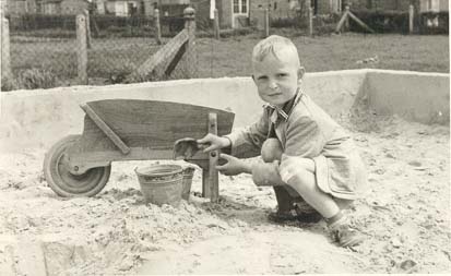 1959 Machiel aan het spelen